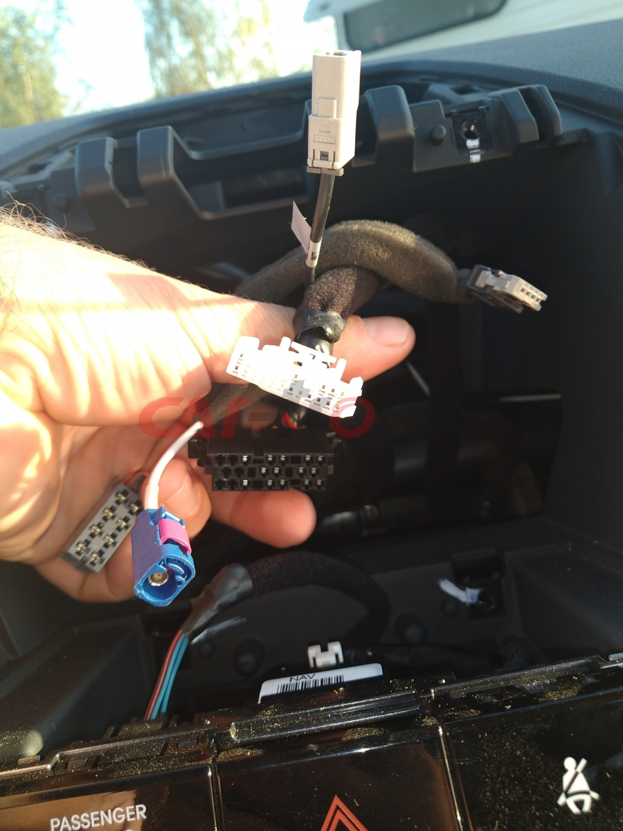 Adapter do sterowania z kierownicy Hyundai i35 2010 - 2015. Fabryczna nawigacja, wzmacniacz i kamera cofania CTSHY013.2