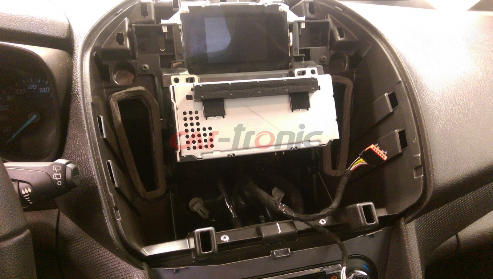 Ramka radiowa 2 DIN Ford Transit Connect 2012 - 2018 z fabrycznym wyświetlaczem