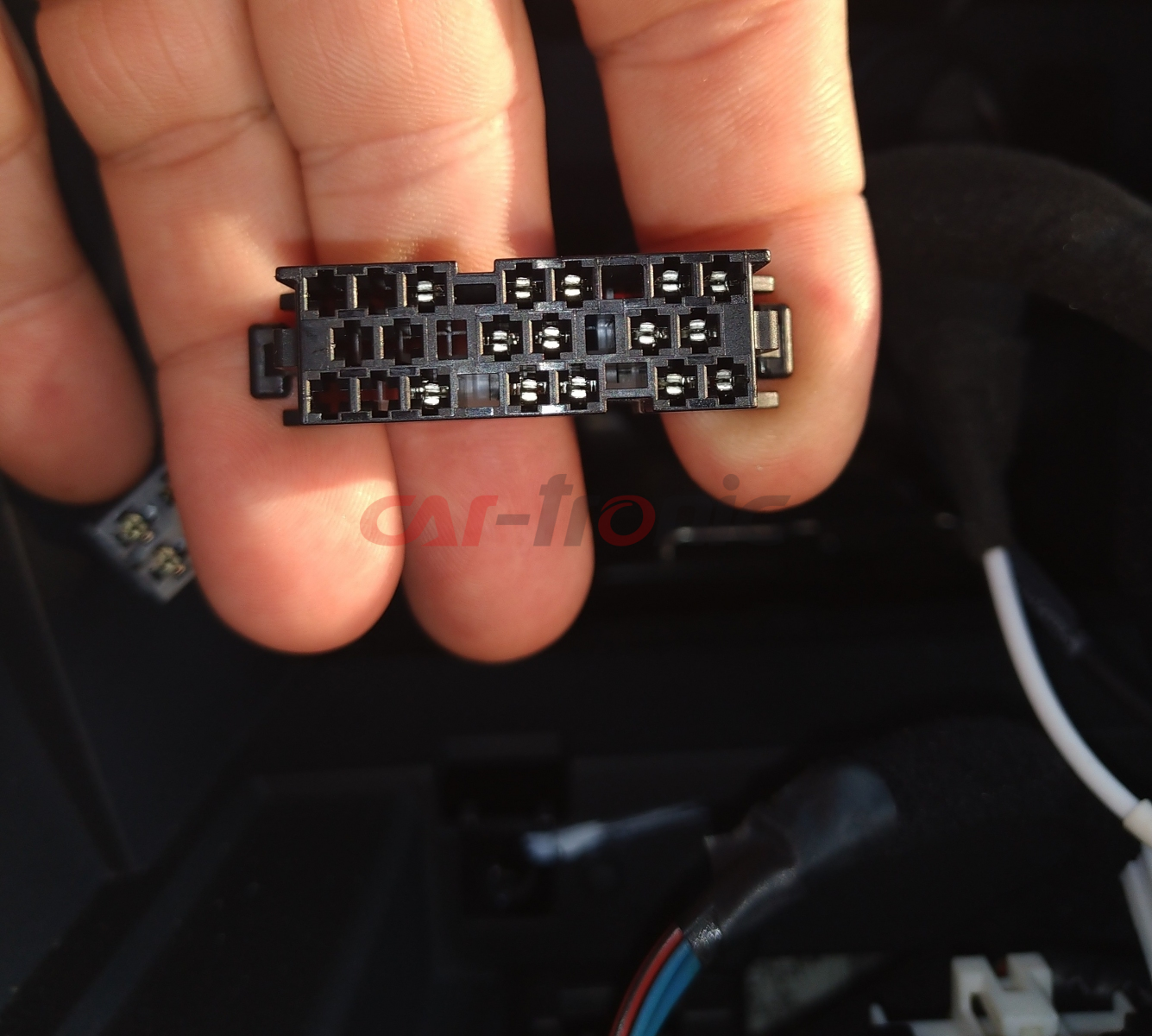 Adapter do sterowania z kierownicy Hyundai i35 2010 - 2015. Fabryczna nawigacja, wzmacniacz i kamera cofania CTSHY013.2